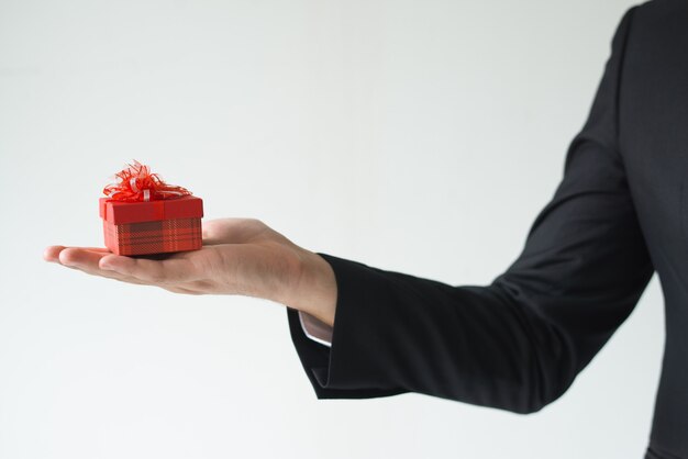 Primer plano de hombre de negocios con caja de regalo pequeña