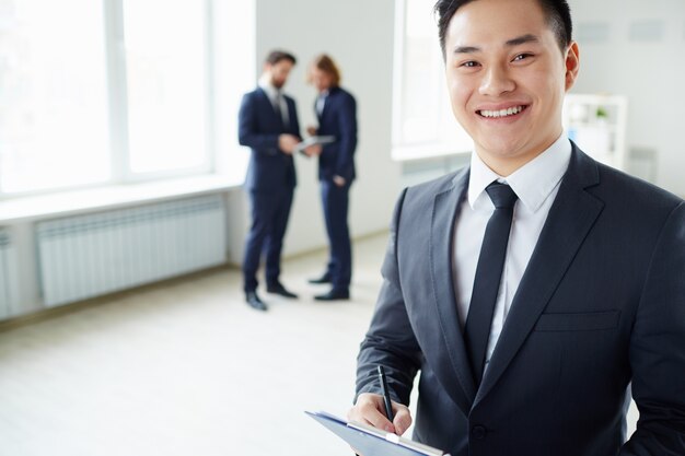 Primer plano de hombre de negocios con compañeros de fondo