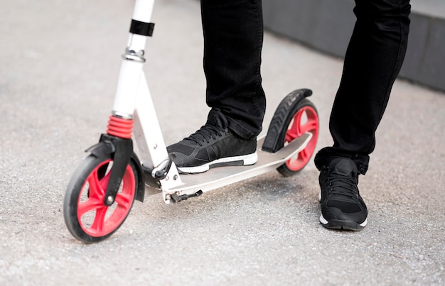 Primer plano, hombre de negocios, equitación, patineta