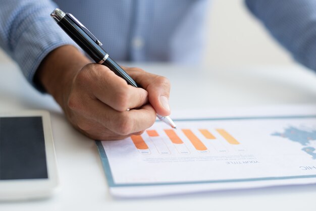 Primer plano de hombre de negocios estudiando diagrama