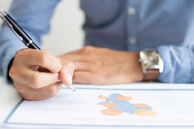 Foto gratuita primer plano de hombre de negocios estudiando mapa gráfico