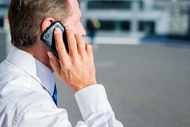 Primer plano, de, un, hombre de negocios, hablar celular