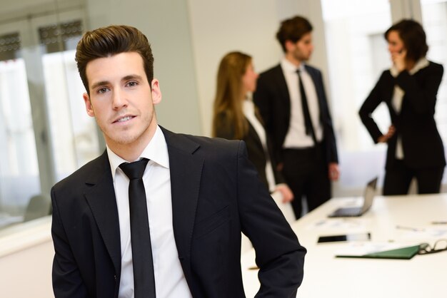 Primer plano de hombre de negocios joven con corbata negra