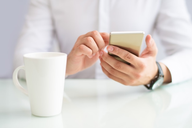 Primer plano de hombre de negocios navegar por internet en el teléfono