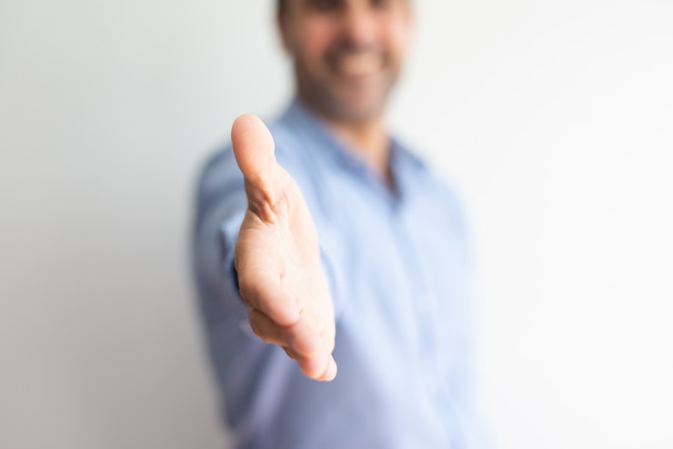 Foto gratuito primer plano de un hombre de negocios ofreciendo la mano por un apretón de mano