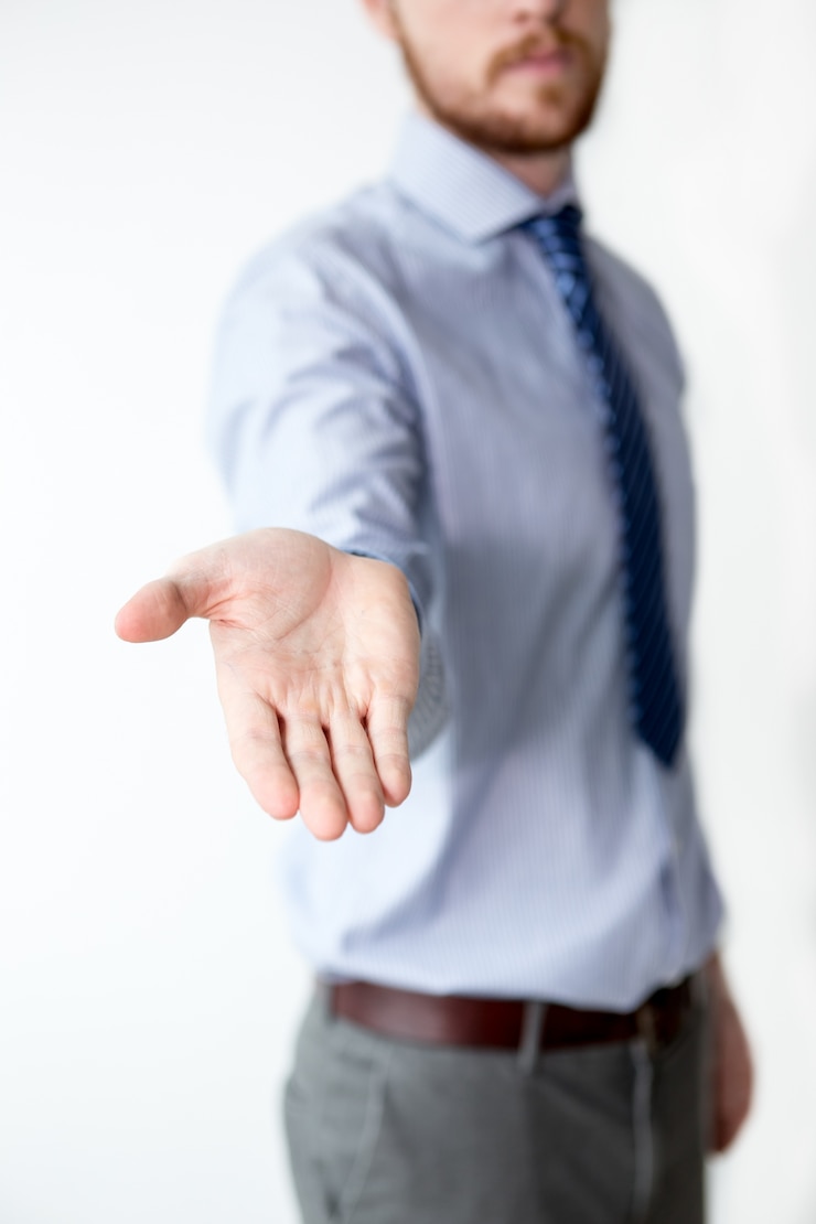 Foto gratuito primer plano de hombre de negocios que muestra la mano extendida