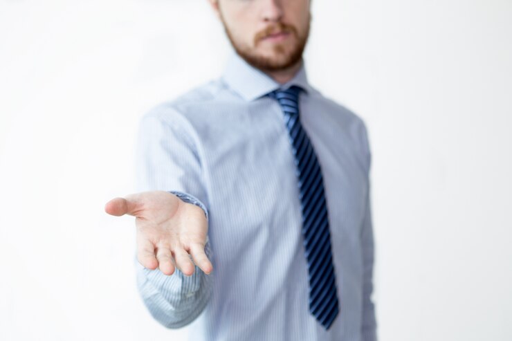 Foto gratuito primer plano de hombre de negocios serio mostrando la palma