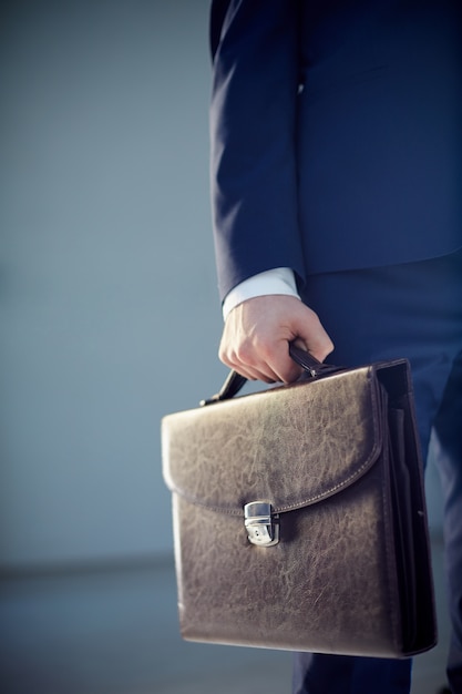 Foto gratuita primer plano de hombre de negocios sujetando un maletín