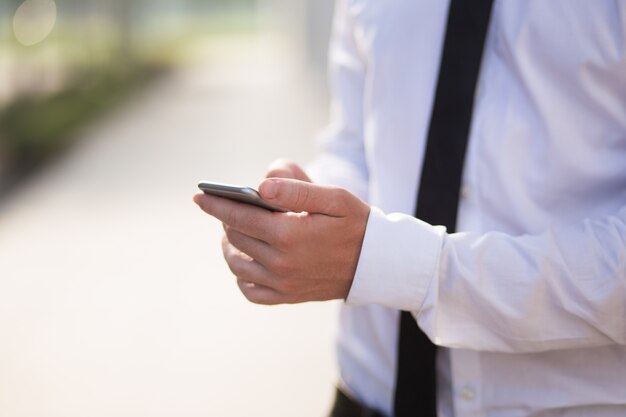 Primer plano, hombre de negocios, texting, mensaje