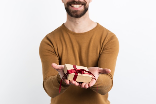 Primer plano del hombre ofreciendo regalos