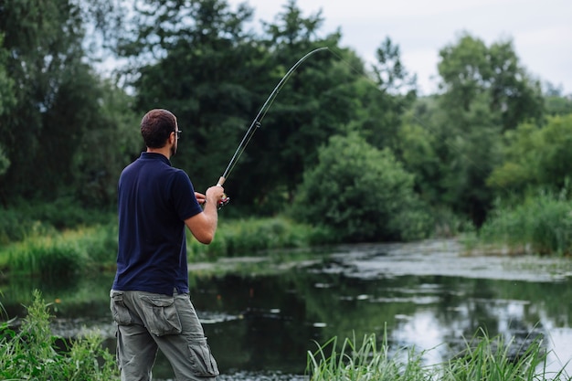 Primer plano de hombre pescando en el lago