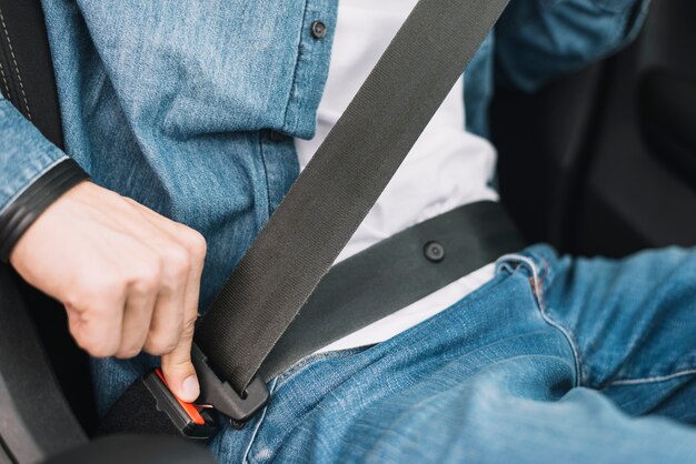 Primer plano, de, un, hombre, poniendo, cinturón de seguridad