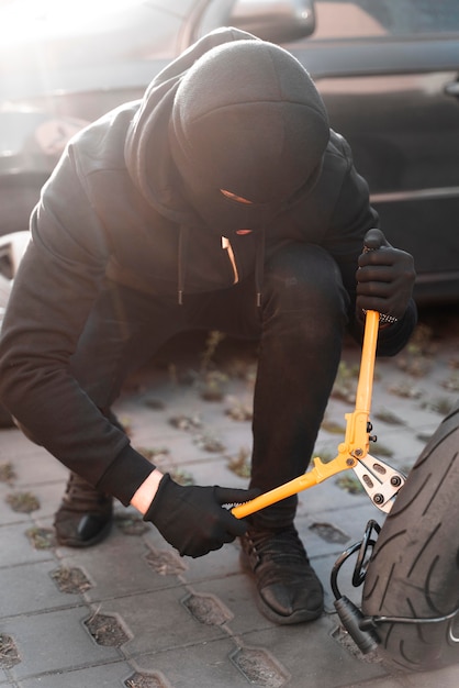 Primer plano del hombre preparándose para robar una motocicleta