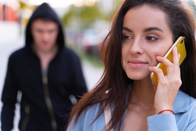 Primer plano del hombre preparándose para robar a la mujer joven