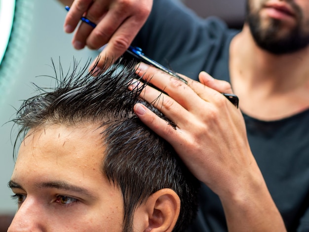 Primer plano del hombre que consigue un corte de pelo profesional