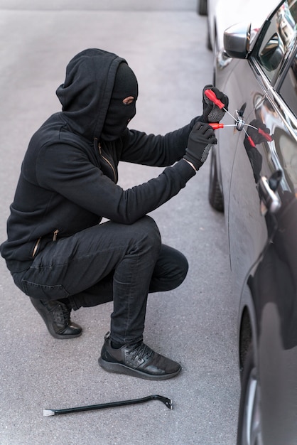 Foto gratuita primer plano del hombre que intenta entrar en un coche