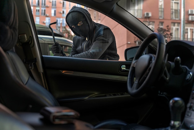 Primer plano del hombre que intenta entrar en un coche