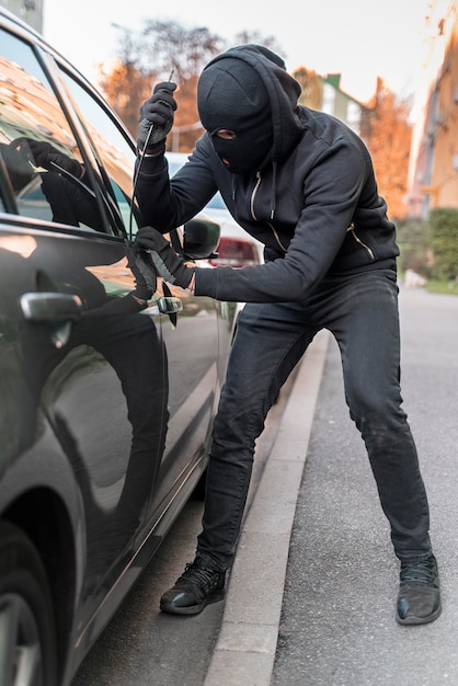 Primer plano del hombre que intenta entrar en un coche