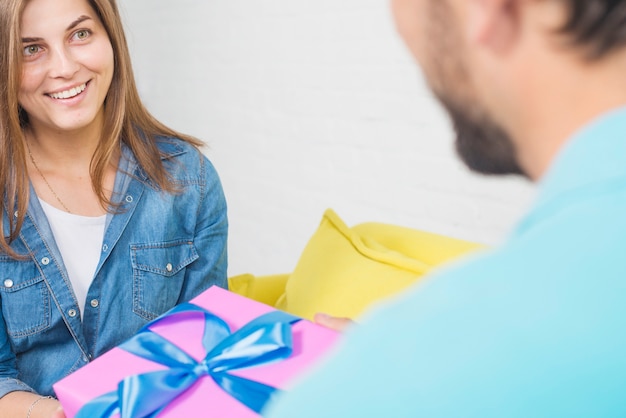 Foto gratuita primer plano de un hombre que regala a su esposa feliz