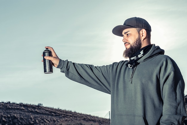 Primer plano de un hombre que sostiene lata de aerosol