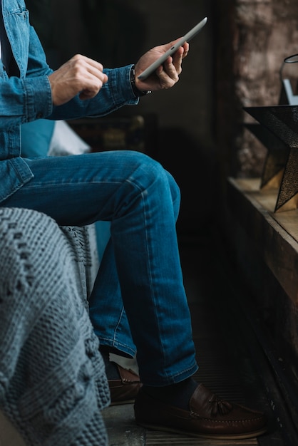 Primer plano de hombre que sostiene la tableta digital