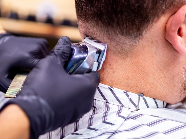 Foto gratuita primer plano del hombre recortando su cabello