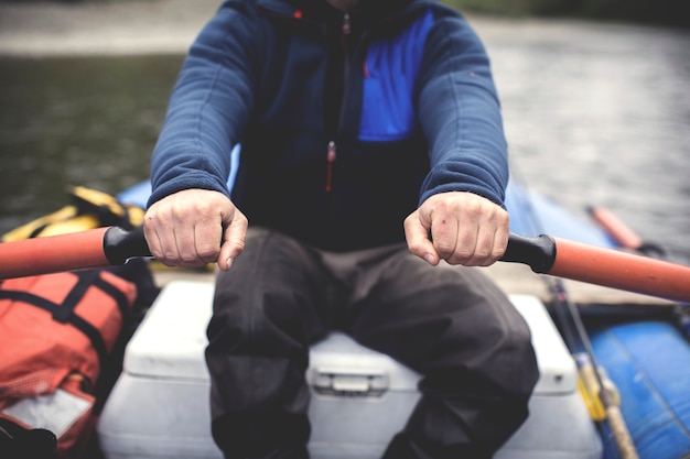 Foto gratuita primer plano de un hombre remando en un bote en el río del estado de washington