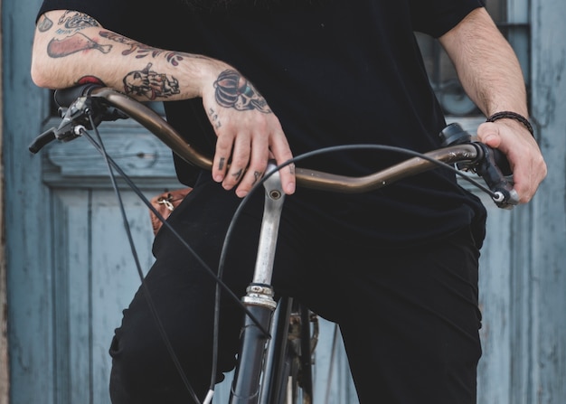 Foto gratuita primer plano de un hombre sentado en bicicleta