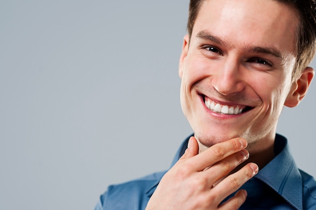 Foto gratuita primer plano de un hombre sonriente