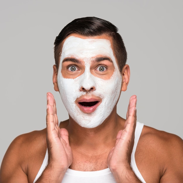 Primer plano hombre sorprendido con mascarilla