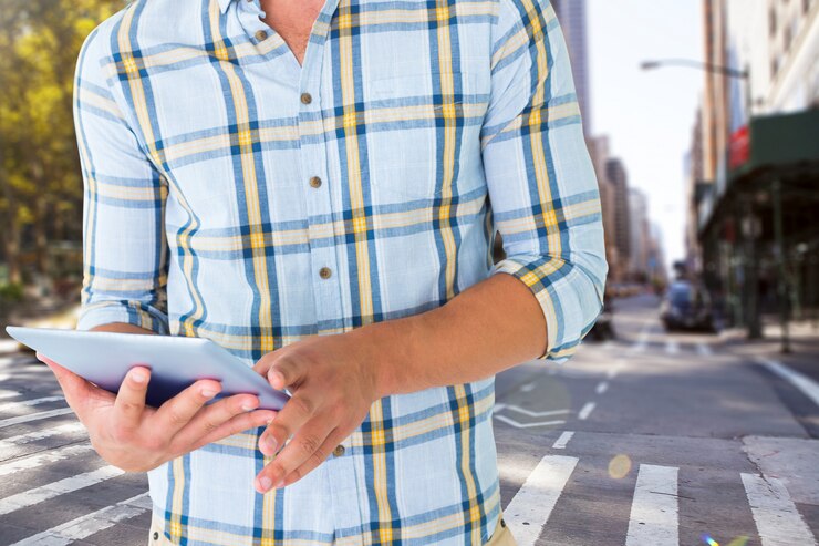 Foto gratuito primer plano de hombre con tableta y ciudad de fondo