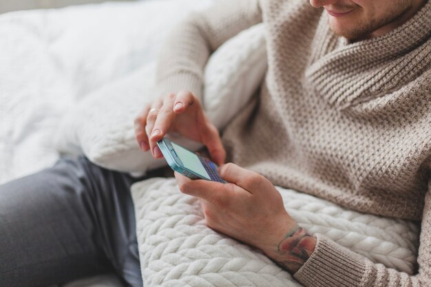 Primer plano de hombre con teléfono móvil