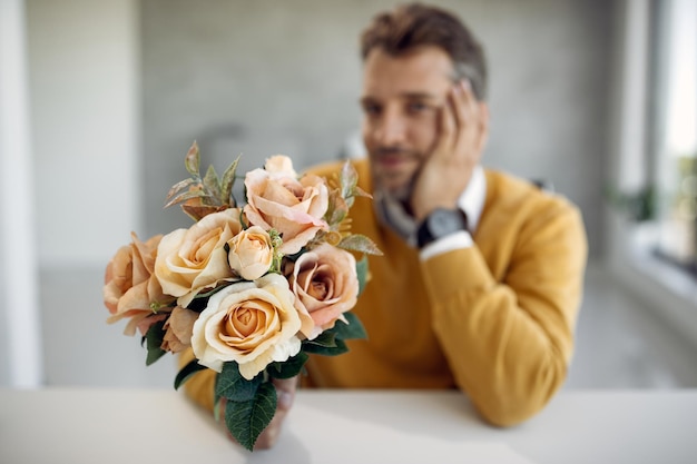 Foto gratuita primer plano, de, un, hombre, tenencia, un, ramo de flores