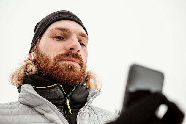 Foto gratuita primer plano, hombre, tenencia, teléfono