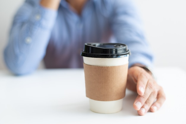 Foto gratuita primer plano de hombre tomando café de taza desechable