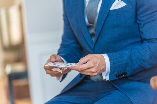 Primer plano de un hombre con un traje azul