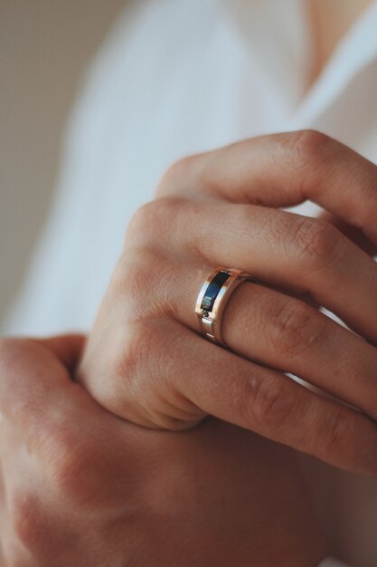 Primer plano de un hombre con un traje formal con un anillo de oro