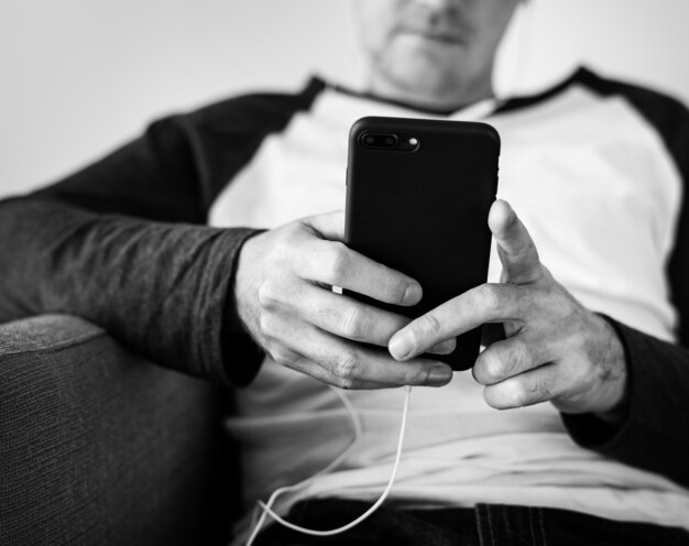 Primer plano de hombre usando teléfono móvil