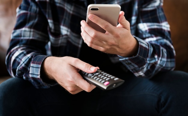 Primer plano de hombre usando teléfono móvil