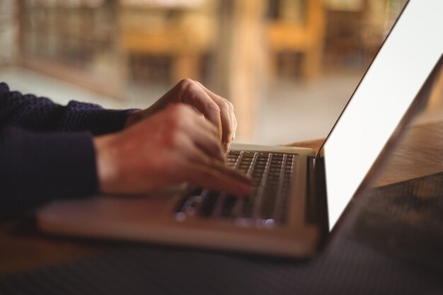 Primer plano, de, hombre, usar la computadora portátil