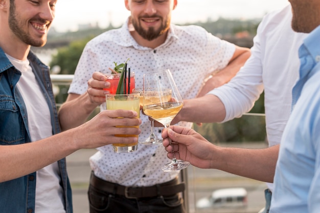 Primer plano de hombres brindando en una fiesta