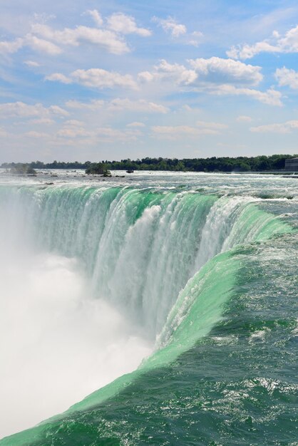 Primer plano de Horseshoe Falls en el día con niebla