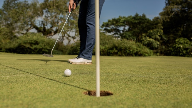 Foto gratuita primer plano de un hoyo de golf. bali. indonesia.