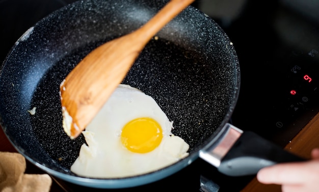 Primer plano de huevo frito cocido en la sartén