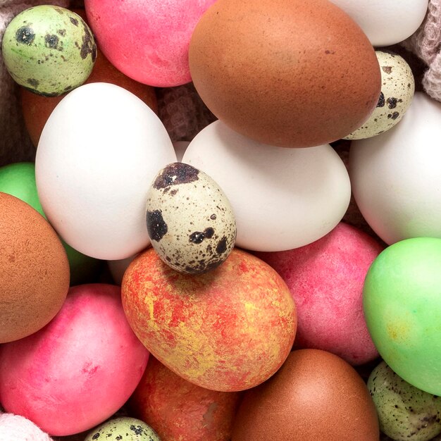 Primer plano de huevos de Pascua de colores estacionales