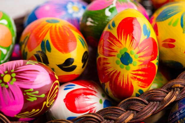 Primer plano de huevos de pascua coloridos