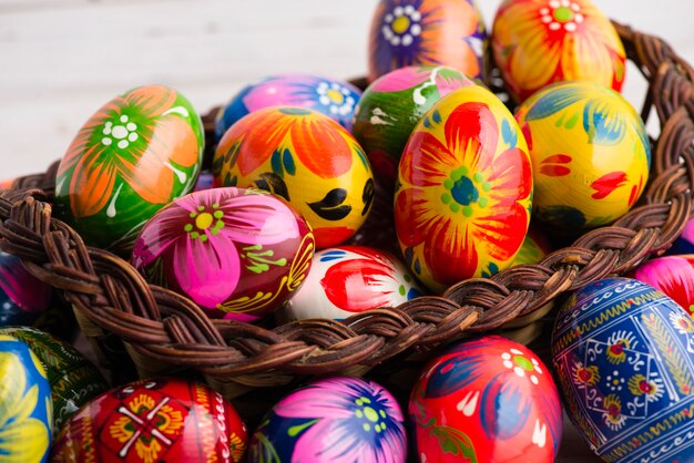 Primer plano de huevos de pascua decorativos