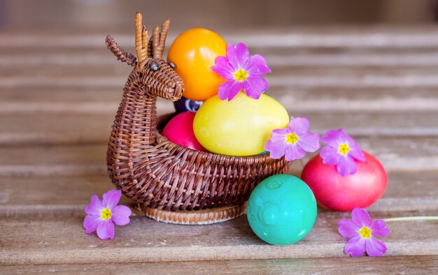 Primer plano de huevos de pascua con flores moradas