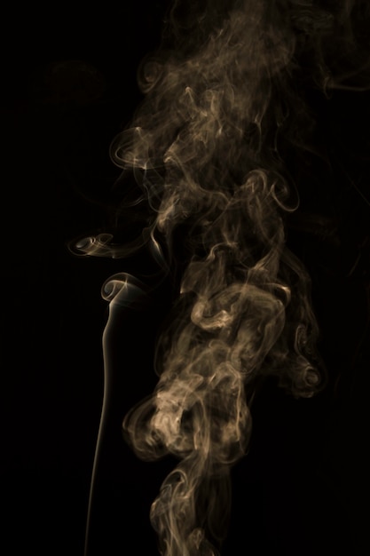 Foto gratuita primer plano de humo extendido sobre un fondo negro