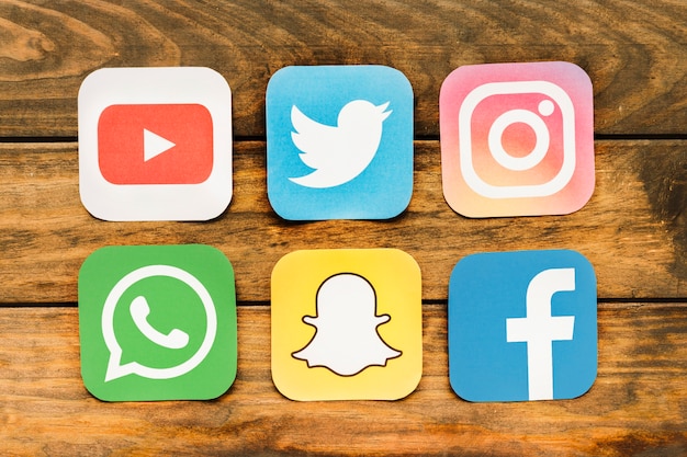 Primer plano de iconos de redes móviles en la mesa de madera